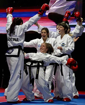 competidoras festejando que ganaron el mundial 