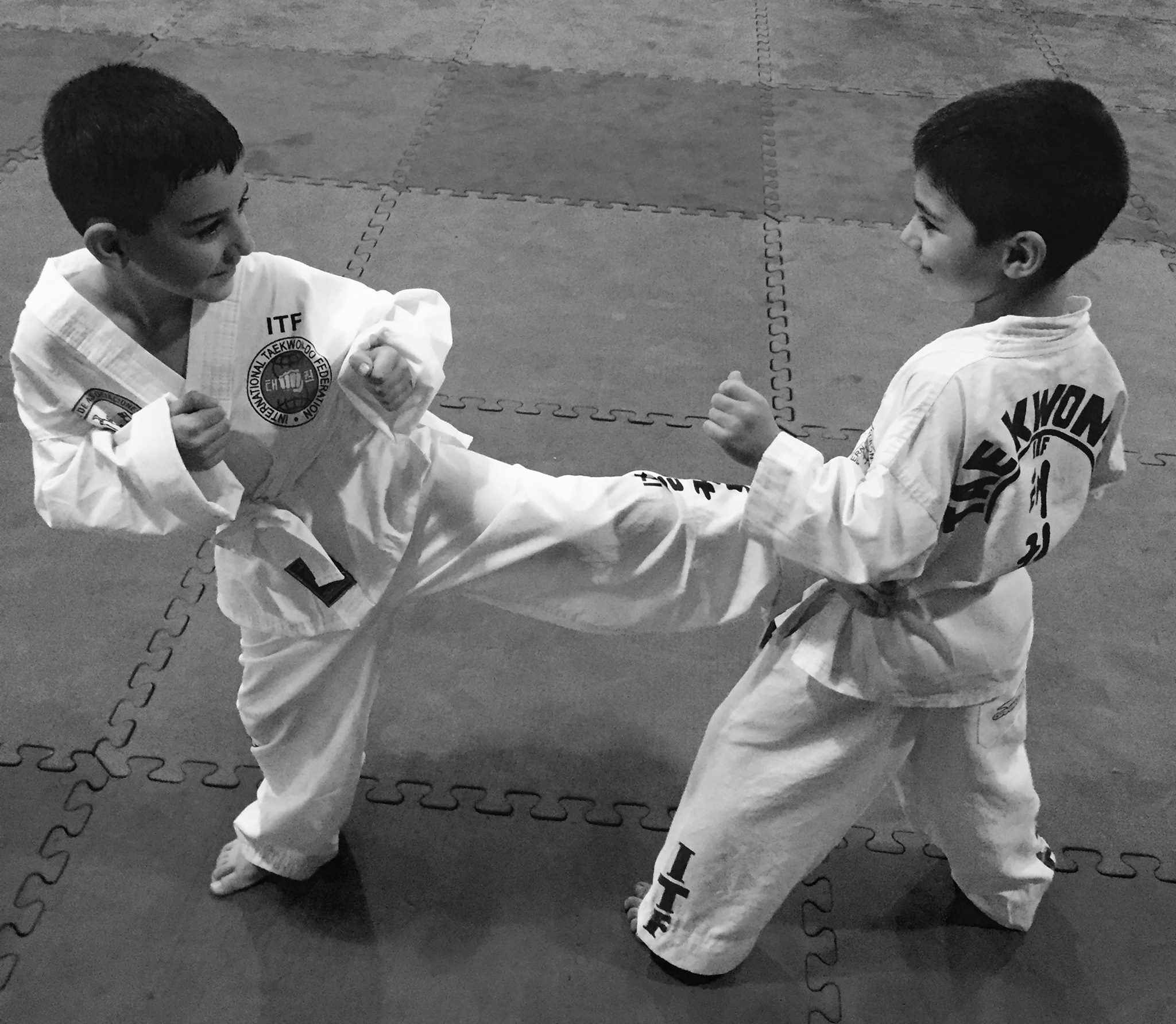 niños entrenado mientras disfrutan