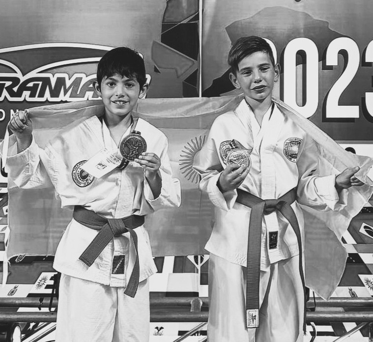 dos nenes que ganaron un torneo